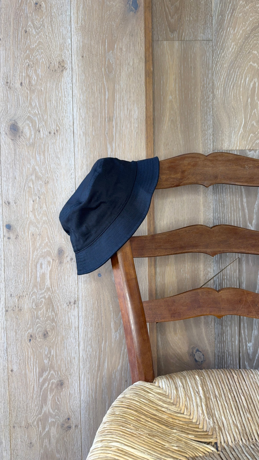 The black piluso from the side on a rush-seat chair.
